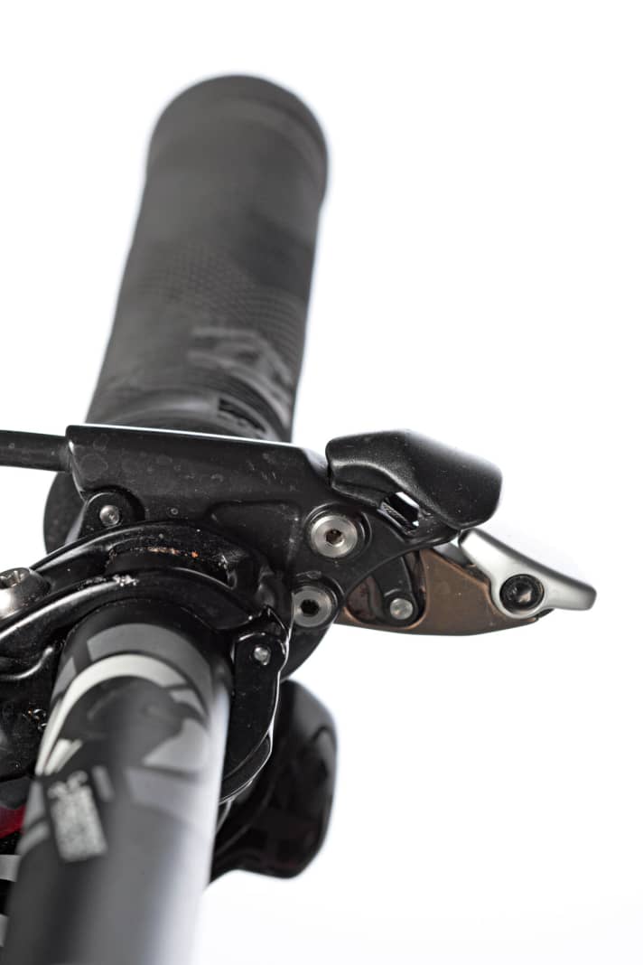   Kontrollhebel: Die Fernbedienung ist ein ideales Feature an so einem Racebike. Auf Knopfdruck wird der Hinterbau für Zwischensprints gestrafft. Beim Rocky Mountain Altitude war der Hebel aber generell nötig, um starkes Wippen zu unterbinden.