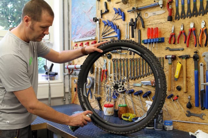   Um unvoreingenommen zu testen, ließen wir unseren Mechaniker Dan die Reifen-Aufschrift unkenntlich machen und auf Einheitbikes (Giant Reign) montieren. Nur Dan wusste, auf welchem Bike sich die teure und auf welchem die günstige Reifenmischung befindet. Nach dem Test kratzten wir den Lack weg, um für Gewissheit zu sorgen.