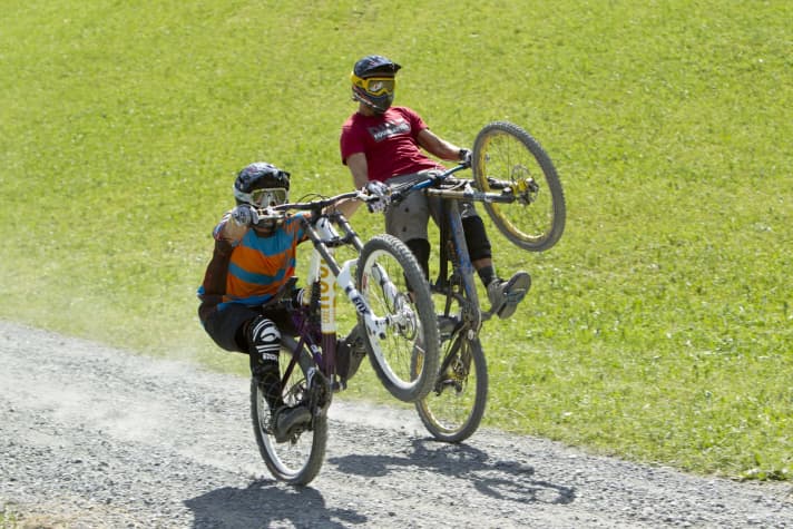   Rauf aufs Hinterrad: Manuals und Wheelies entfachen ungeahnten Fahrspaß. Ryan Leech sagt: „Es ist das berauschenste Gefühl, das du beim Biken erleben kannst!“