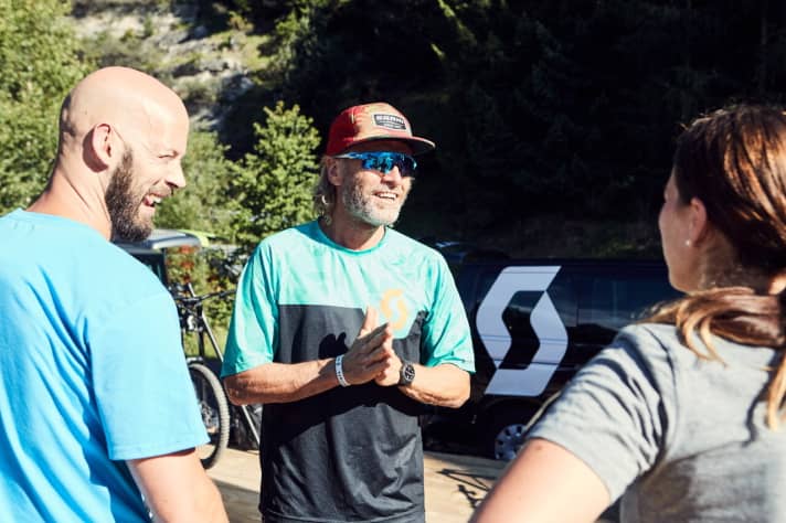  Freeride-Veteran Holger Meyer: Der studierte Sportwissenschaftler gibt seit seiner Karriere als Downhill-Worldcupper sein Wissen in Fahrtechnikkursen weiter. Seine Fahrtechnik-Schule nennt sich „Die Rasenmaeher“. http://www.dierasenmaeher.de