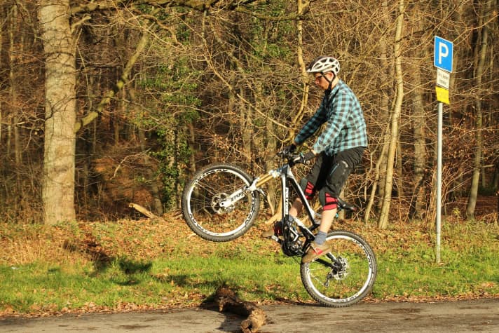   Ohne ihn geht nix: der Bunny Hop. Dieser Move macht dich erst richtig geländegängig. Wichtig: die 2-Phasen-Bewegung. Erst vorne hoch, dann hinten hoch.