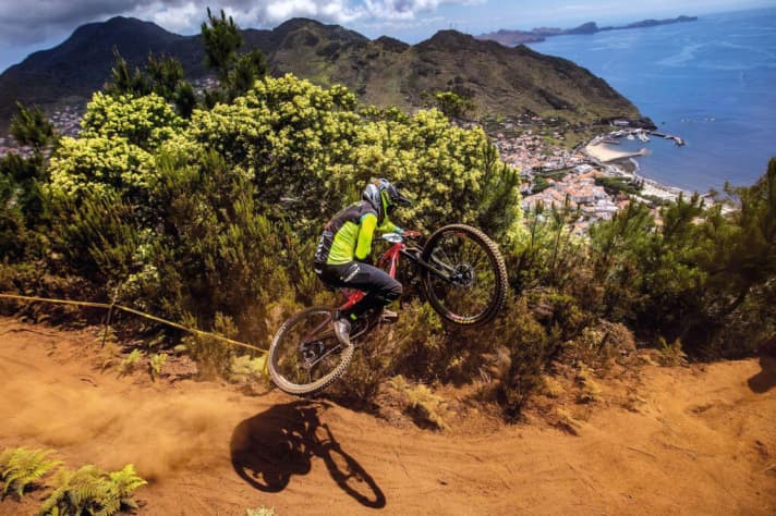   Sonnen-Trails: Atlantikinsel/Portugal: Madeira – Im Tabletop dem Meer entgegen: Madeira. Wegen der erstklassigen Trails stoppt hier regelmäßig die EWS.