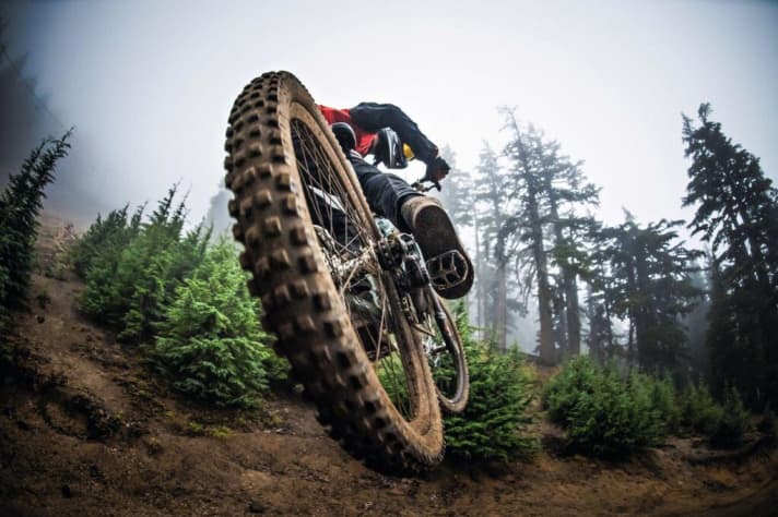   Endlich Pause! Enduro-Reifen sind Schwerstarbeiter. Steine, Schotter, Felsen, Erde – sie müssen den Biker auf Kurs halten. Nur in der Luft, da dürfen sie sich entspannen.