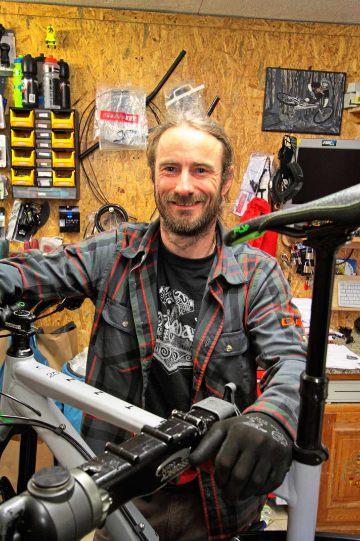   Peter Hanke, Chef des Bullhead House am Ochsenkopf. Der studierte Geologe hat ein paar Jahre in den USA gelebt und diese Erfahrungen in seine Bike-Station mit Gasthaus einfließen lassen. Nebenher pflegt er mit den anderen Fichtelgebirgsracern die Trails am Ochsenkopf.
