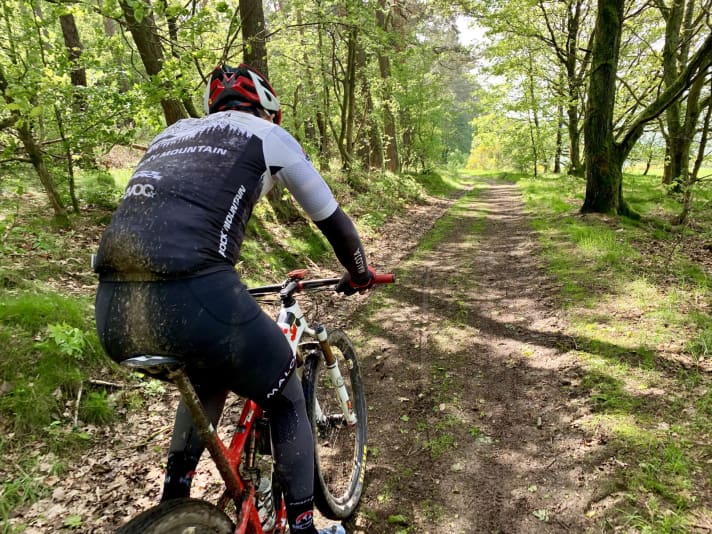   Die Rennpelle von Begleiter Thorsten lässt es erahnen: Das Tempo hinauf auf den Großen Feldberg war sportlich-straff.