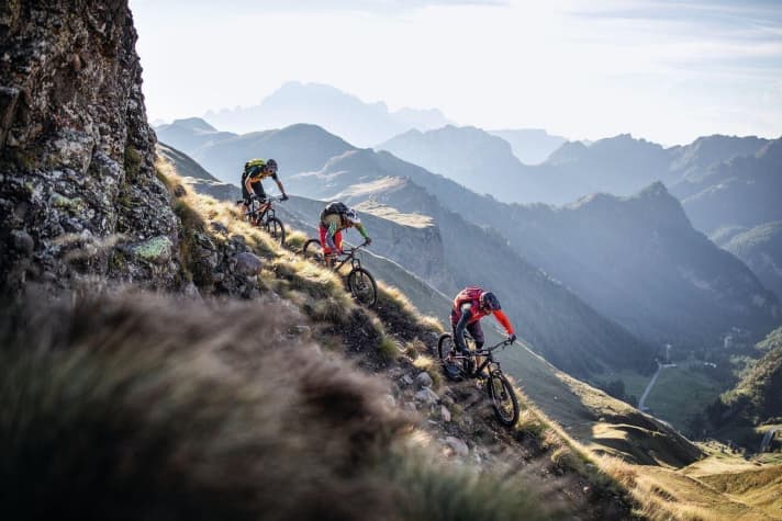   Die entlegensten Orte und besten Aussichten der Alpen liegen oft in unwegsamem Gelände. Enduro-MTBs klettern zwar nicht schnell, scheuen dafür aber keine verblockten Trails oder steile Abfahrten. 
