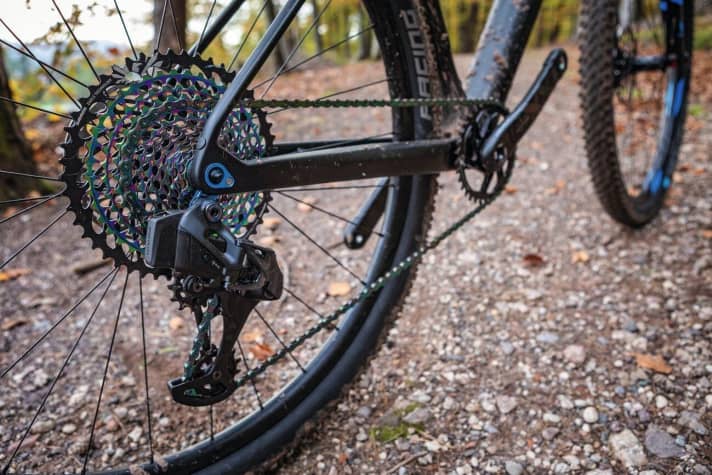   Mehr Hightech geht nicht: Die Elek­tro-Version der Sram Eagle spart einen Zug, dafür muss man den Akku laden.