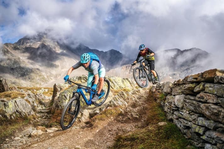   Mit den Bikes von Canyon, Cube (Bild unten) und Giant lässt sich jederzeit auch eine lange Tour in den Alpen fahren. Sie machen bergauf wie bergab jede Menge Spaß. 