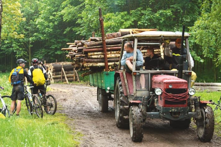   Allzu viele Mountainbiker dürften die polnischen Dorfbewohner in ihrer Gegend noch nicht gesehen haben. Sie hätten uns aber sagen können, dass wir auf dem Weg in eine Sackgasse sind …