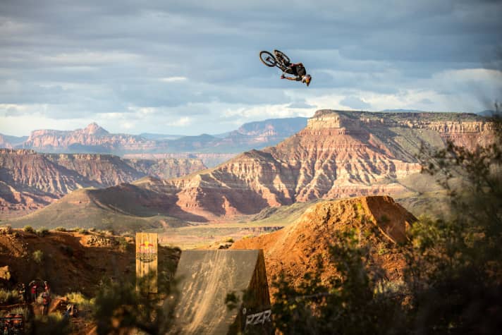   Andreus Spezialgebiet: fette Bikes, große Sprünge. Hier bei der legendären Red Bull Rampage in der Wüste Utahs, USA.