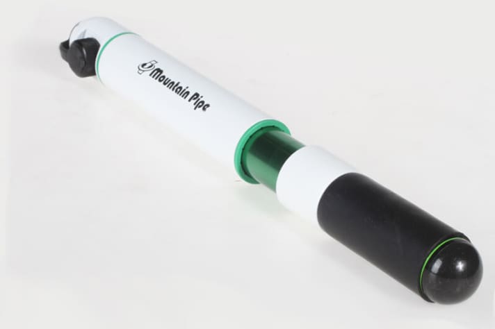   CO2-Kartusche verschossen? Bei der Mountain Pipe von Genuine Innovations hat man Minipumpe und Kartuschen in einem. Die Patronenhülse dient dabei als Griffverlängerung. Mit 115 Gramm liegt die Mountain Pipe nicht zu schwer im Halfter. Preis: 44 Euro.