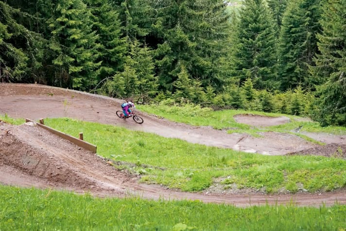  Kurven als sprudelnde Quelle von Lebensenergie: Vali Höll holt sich auf der Pro-Line in Hinterglemm die tägliche Dosis Fahrtwind.