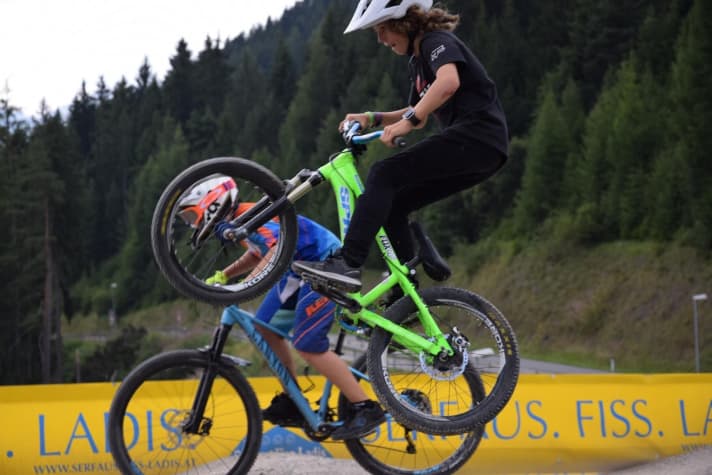   Und zapp, da wird der Pumptrack als Absprung genutzt.