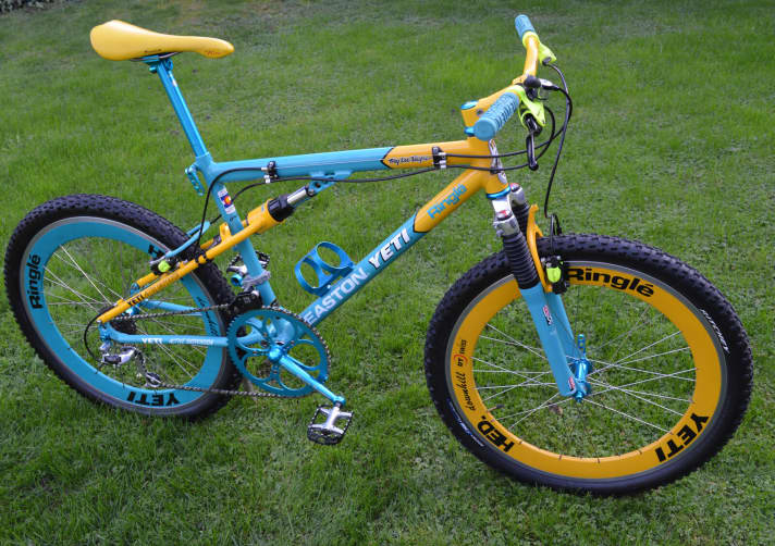   Yeti A.R.C. LT: Die Heds sind vorne gelb und hinten türkis. Der gelbe Azonic-Lenker verleiht dem Bike eine radikale Optik, ebenso wie die HS33-Bremsen von Magura, die eher untypisch sind für ein 96er-LT. Die Dämpfer für Yeti hat damals übrigens Risse Racing gefertigt.