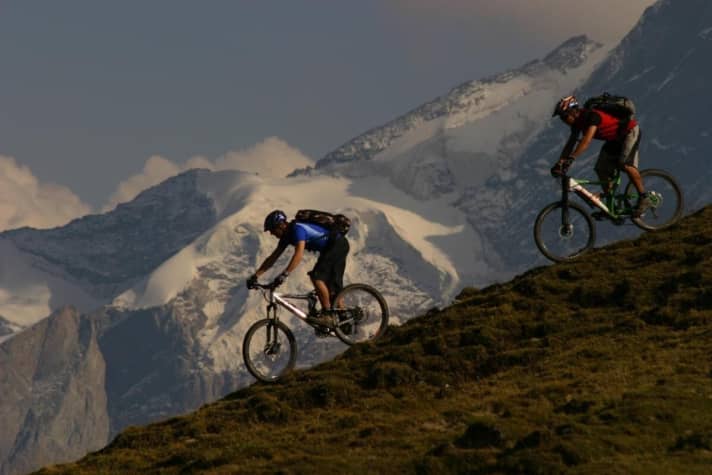   Unter Skifahrern schon lange ein top Freeride-Spot: La Grave. Doch auch Biker werden unter den Viertausendern glücklich.