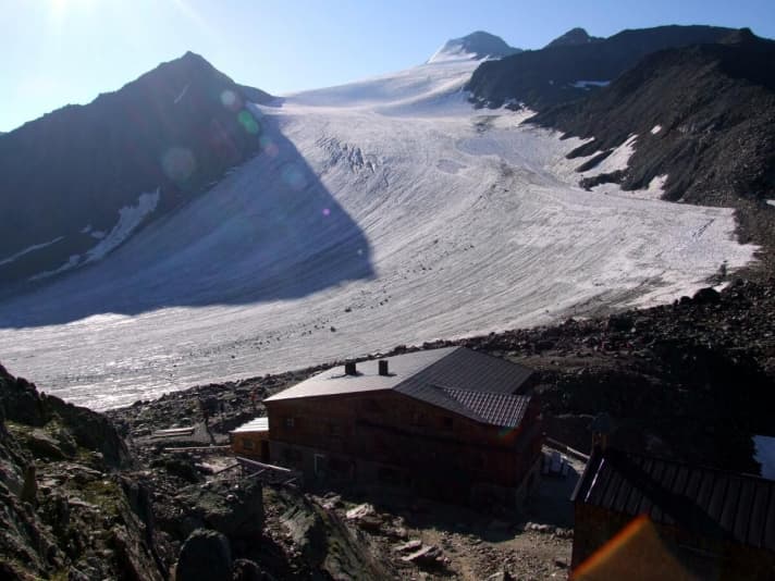   Die Similaunhütte liegt am Rand des gleichnamigen Gletschers. Doch immer wieder kommen Mountainbiker dort hinauf, auf über 3000 Meter Meereshöhe.