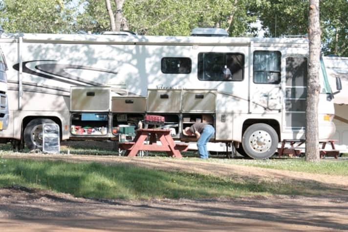   Etappe 5: Depimierend: Während wir unser Zelt aufschlagen, wird im Motorhome nebenan die Waschmaschine vollgeladen.