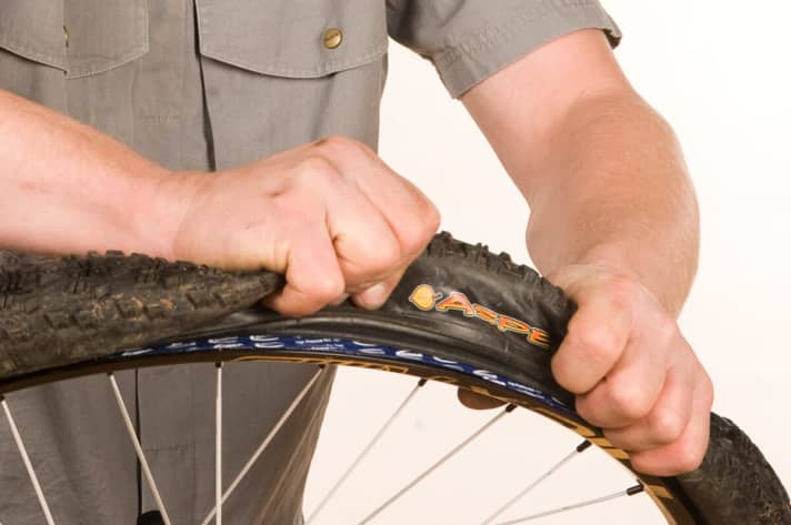 Manchmal braucht es auch Kraft, wenn der Reifen einfach nicht von der Felge will. Aber mit Tubeless-Reifen ist das sowieso nicht mehr so oft nötig.