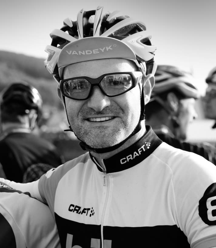  Henri Lesewitz, BIKE-Chefreporter und Autor: Um mich direkt in den Marathon-Modus zu bringen, steuere ich den Monte Velo an. Jahrelang war das der Einstieg in die Festival-Rennstrecke. Der lange Anstieg bläst die Beine frei und die folgende, schnelle Schotterabfahrt dann den Kopf.