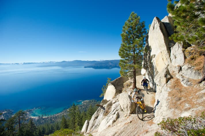 Abgelenkt vom Hammer-Ausblick: Der Lake Tahoe glitzert zum ”Flume“-Trail herauf.