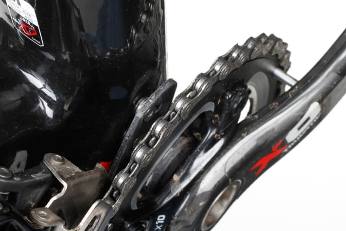   Schützt die empfindliche Kohlefaser-Struktur: Bei den meisten Bikes sind es einlaminierte Bleche, bei BMC ein Kettenfänger.