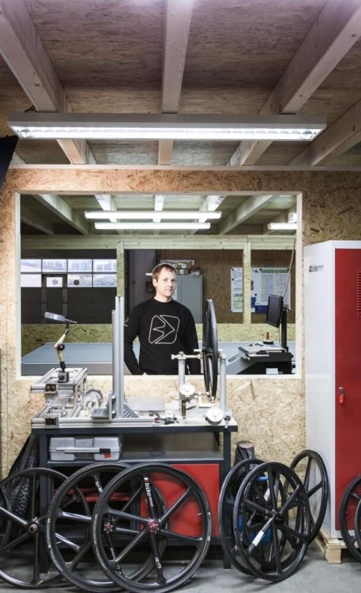   Der Plan des angehenden Kunststoff-Technikers Christian Gemperlein war, sich im Rahmen der Diplomarbeit einen geilen Laufradsatz zu bauen. Leicht, aber auch steif. Das hat geklappt. Zum Biken kommt der Würzburger seit dem leider nicht mehr. 