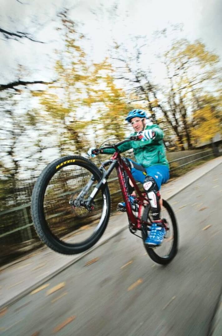   Stefan bei einem Speed-Wheelie auf einer Abfahrt irgendwo in München. Beste Lernvoraussetzungen sind allerdings eher: leicht bergauf pedalieren, mittlere Sattelposition, gut dosierbare Hinterradbremse sowie ein geeigneter Gang. Stefan weiß: "Die meisten greifen zu kräftig in die Hinterradbremse, statt sie leicht schleifen zu lassen". Folge: Das Vorderrad schnappt auf den Boden.