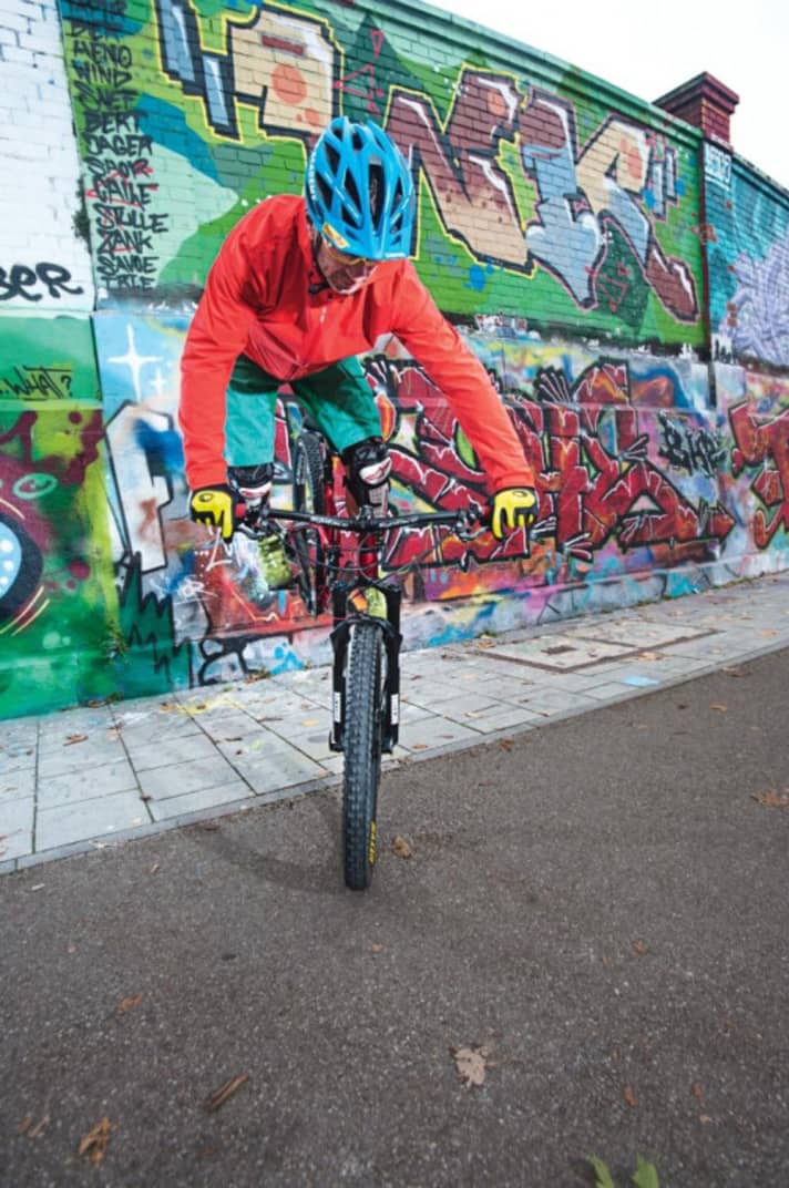   Fahrtechnik-Profi Stefan Herrmann dreht sein Bike zum Richtungswechsel ein. Die 180-Grad-Drehung verlangt Bike-Beherrschung. "Doch wer fleißig übt, macht schnell Fortschritte", sagt Stefan.