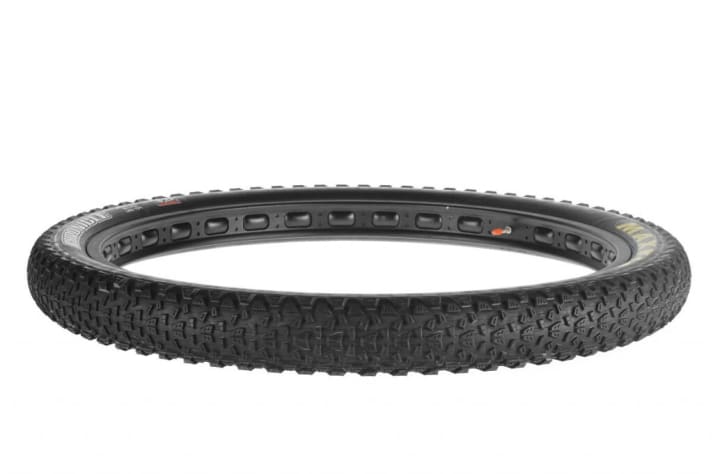    Maxxis Chronicle 29 x 3.0: Der eben erst auf der Euorbike vorgestellte jüngste Zuwachs der 29+Familie soll sich durch seine sehr guten Rolleigenschaften und den Kurvenhalt auch auf wechselnden Böden auszeichnen. Bei knapp über 1000 g für den 120-TPI-Reifen in 3,0"-Breite liegt der VK bei 119 Euro