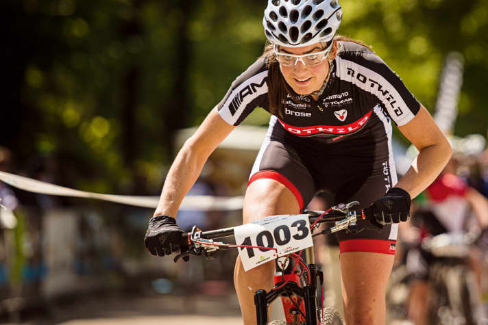   Mountainbike-Rennen bis zum Umfallen: Nadine Rieder verausgabte sich total