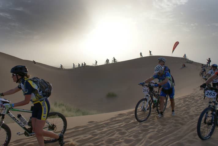   Orientierung ist gefragt beim Titan Desert in Marokko. Die Starter müssen teils ohne Wegweiser durch die Wüste finden.