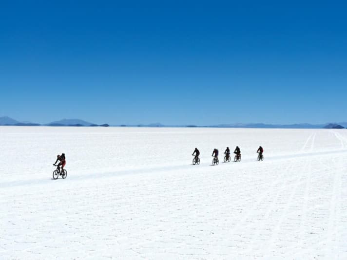   Beim Andes Trail überquert man kilometerlange Salzseen mit dem Bike.