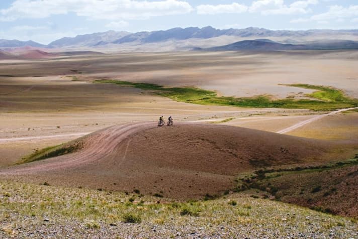  In der Mongolei bekommt man alles geboten: Schneefall, sengende Hitze, Wüstensand, Steinfelder, reißende Flüsse, endlose Steppe, Wildpferde. Mehr Abenteuer geht kaum.