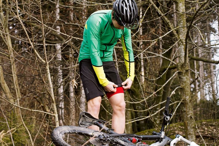   Die Gore Bike Wear Alp-X im Test: Die Shorts ist leider sehr eng geschnitten, die Windstopper-Jacke ist perfekt für die Übergangszeit auf dem Bike.