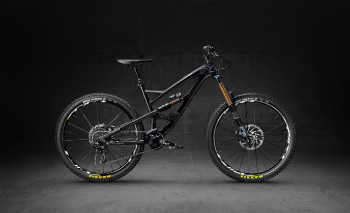   Das YT Capra CF Pro wiegt 13,2 kg und kostet 4399 Euro.