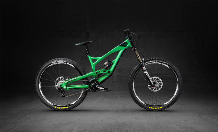   Die Alu-Version des YT Big Bikes Tues ist für 2299 Euro richtig gut ausgestattet.