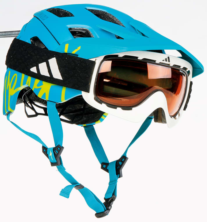   French Style: Die Skibrille zum Open-Face-Helm ist nicht jedermanns Geschmack. Sie schützt aber super vor Fahrtwind und Steinschlag, vor allem auf rasanten Abfahrten. Helme mit Goggle-tauglichen Visieren haben wir in den Testkästen mit einem Icon versehen. 