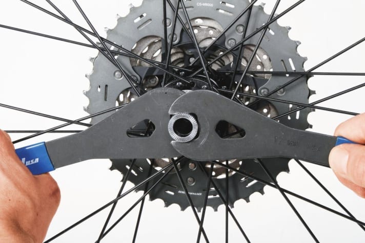   Verwenden Sie flache Konusschlüssel, die speziell für die Einstellung von Fahrradnaben geeignet sind. Einfache Maulsschlüssel sind zu breit. 
