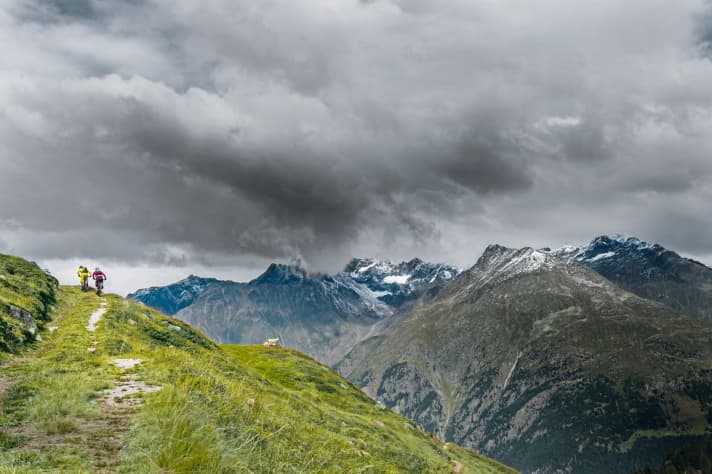 Gewitter ziehen schnell auf in den Bergen. Das kann für Mountainbiker auf Tour gefährlich werden.