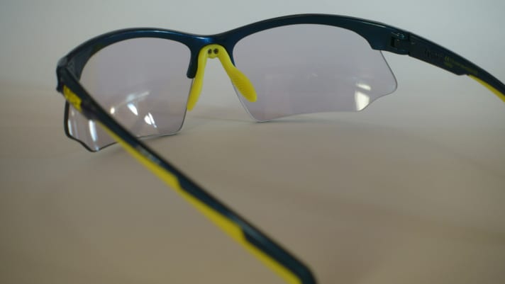   Gummierte Nasenpads und Brillenbügel sorgen für einen wackelfreien Sitz.