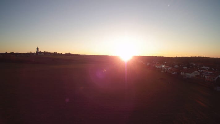   Epischer Sonnenuntergang über der Skyline von Baierbrunn.