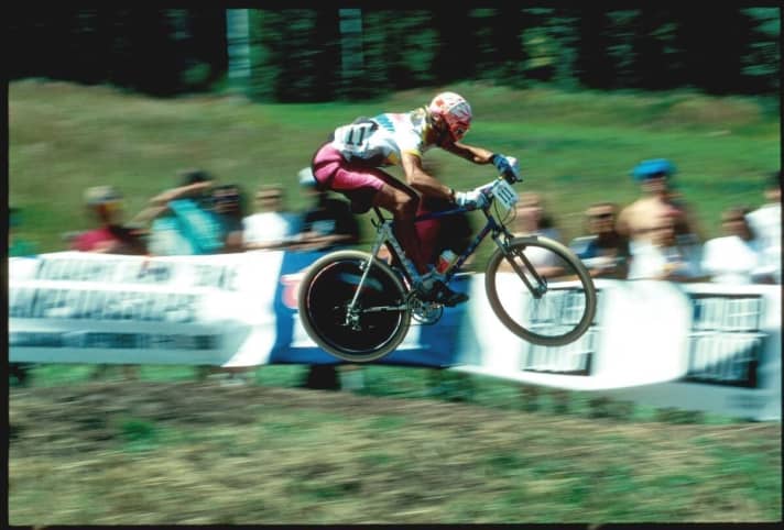  Der Husarenritt 1990: Greg Herbold rast mit aufprallsicherem Höschen und Rahmenluftpumpe zum ersten Weltmeistertitel im Downhill.