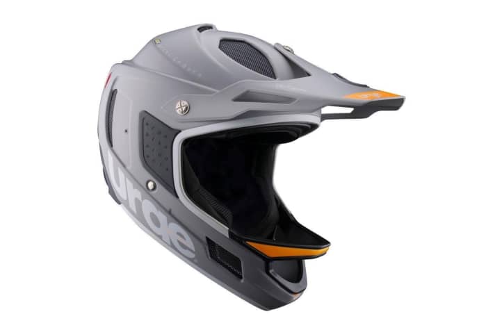   Der neue Urge Archi Enduro RR zielt auf die Enduro-Racer ab. Er soll sicherer als das aktuelle Modell sein, dabei trotzdem unter einem Kilo wiegen.