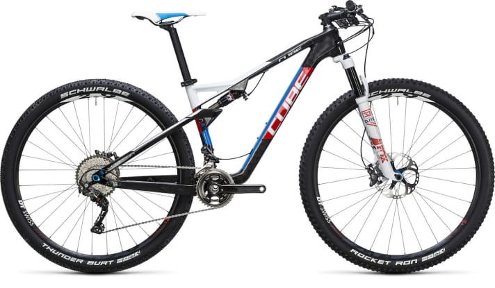   Die SL-Version des Cube AMS im Teamline-Design wechselt für 4999 Euro den Besitzer, verfügt dafür aber auch über eine komplette Shimano XTR Schaltgruppe (2x11), DT Swiss Aluminium-Laufräder und wiegt insgesamt 10,5 Kilo.
