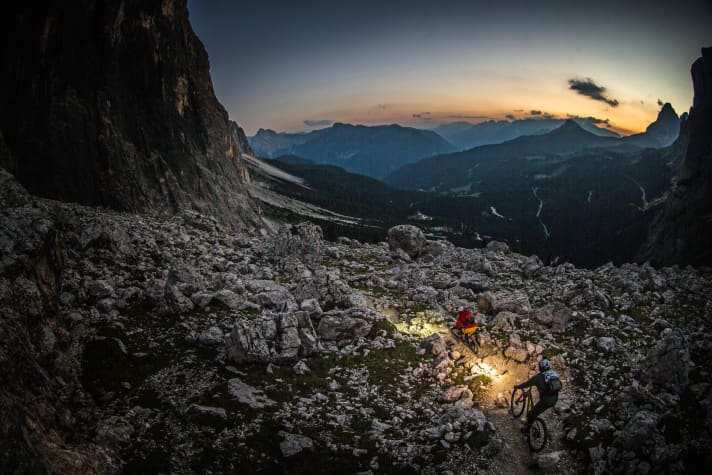 Dämmerung in den Dolomiten: Unterwegs im rauhen Gelände geht besser mit Beleuchtung.