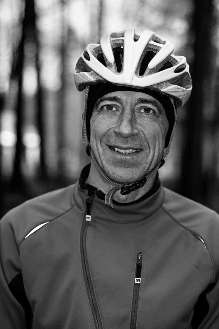   Prof. Dr. Tobias Huep, Jurist: 54 Jahre/1,86 m/71 kg; Fahrerprofil: Hobbyracer, Alpenüberquerungen. Fährt 29er-Fully und 26er-Enduro