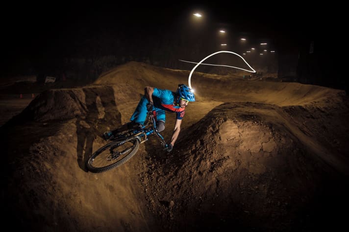   Rob J im unterirdischen Bikepark Mega Cavern – Trails aus echtem Dreck in einem ehemaligen Bergwerk.