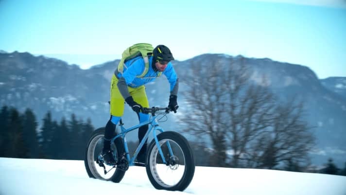   Fahrtechnik-Experte Kurt Exenberger weiß, worauf es beim Biken im Winter bei Schnee und Eis ankommt.