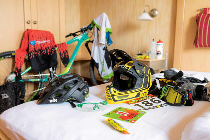  Junge, räum’ dein Zimmer auf! Bei so vielen Helmen, Trikots und Startnummern ist es nicht leicht, den Überblick zu behalten.