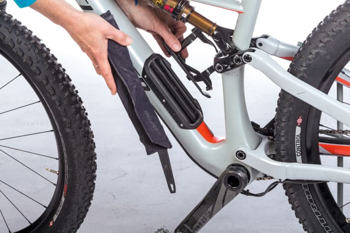   Werkzeug am Bike: Toll: das SWAT-System am Specialized. Das komplette Unterrohr ist hohl und bietet Stauraum für Ersatzschlauch und Regenjacke. Auch Tool und Kettennieter sind am Bike integriert.